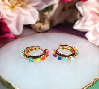 Aros chapados en oro 18K y bolitas de colores