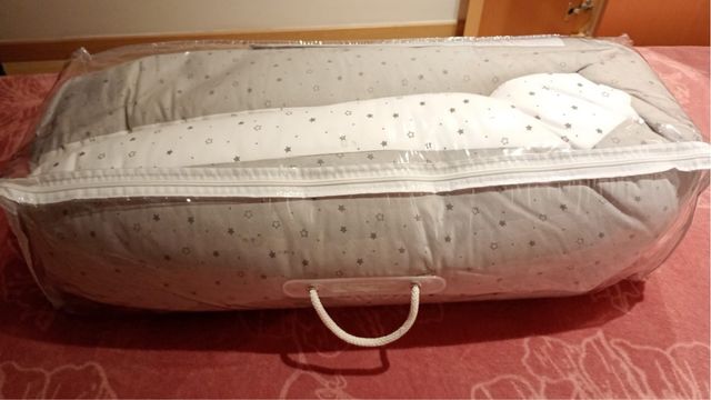 Protector cuna bebé - estrellas grises