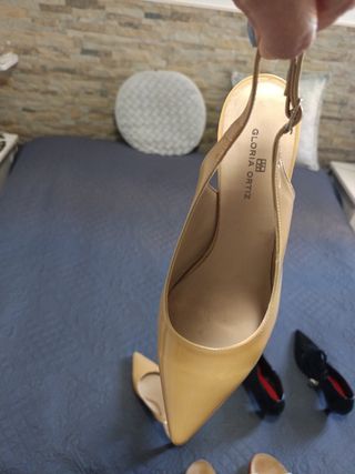 Zapatos de tacón beige y negros