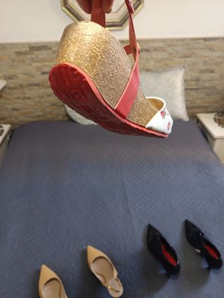 Zapatos de tacón beige y negros