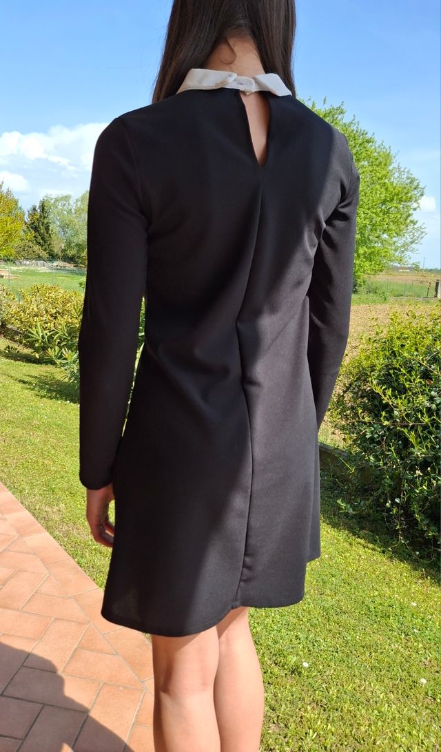 Vestito nero con colletto bianco