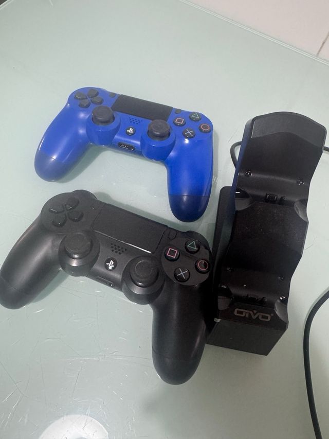 PS4 (PlayStation 4) negra con 2 mandos y cargador