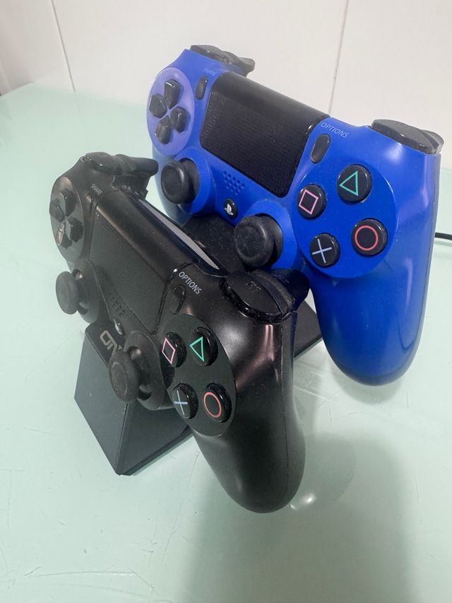 PS4 (PlayStation 4) negra con 2 mandos y cargador