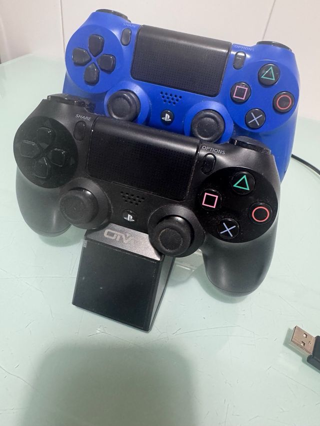 PS4 (PlayStation 4) negra con 2 mandos y cargador