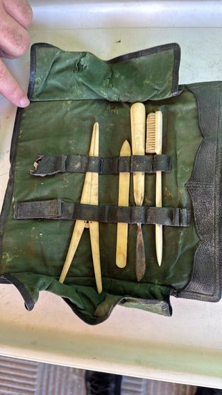 ESTUCHE CON UTENSILIOS EN HUESO