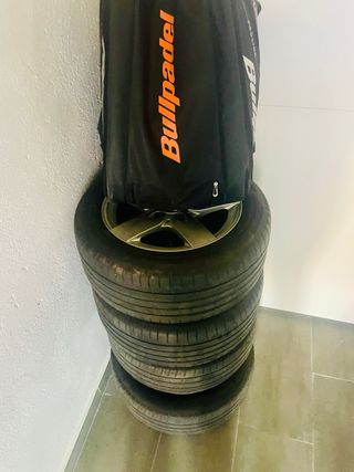 Vendo 4 llantas 16’ originales Mercedes con neumáticos de distintas medidas  delante 205 y detrás 225  al 60 de vida