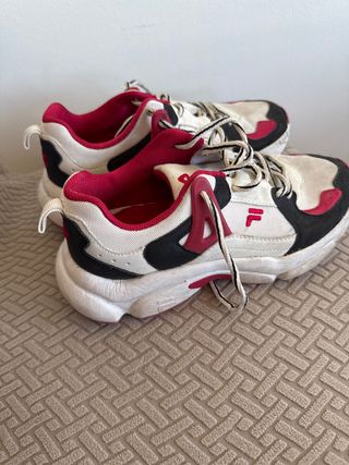 Zapatillas Fila rojas y blancas