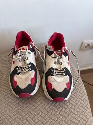 Zapatillas Fila rojas y blancas