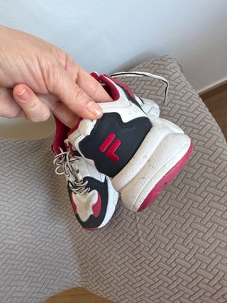 Zapatillas Fila rojas y blancas