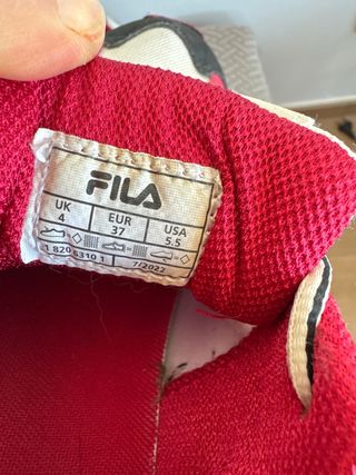 Zapatillas Fila rojas y blancas
