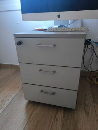 Escritorio con cajonera