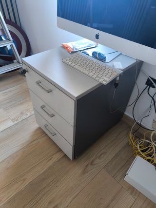 Escritorio con cajonera