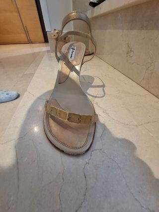 Sandalias fiesta tacón doradas