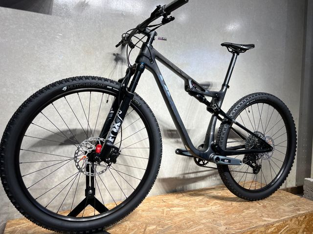 MMR Kenta 30 2024 Negro / Talla M y L / 29"