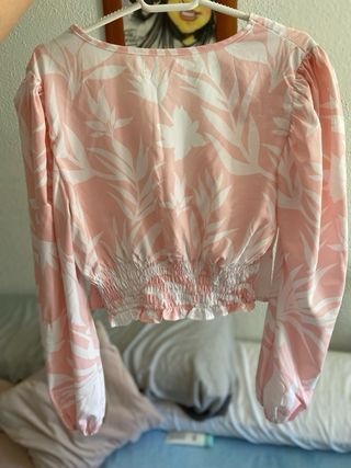 Blusa Rosa con flores blancas