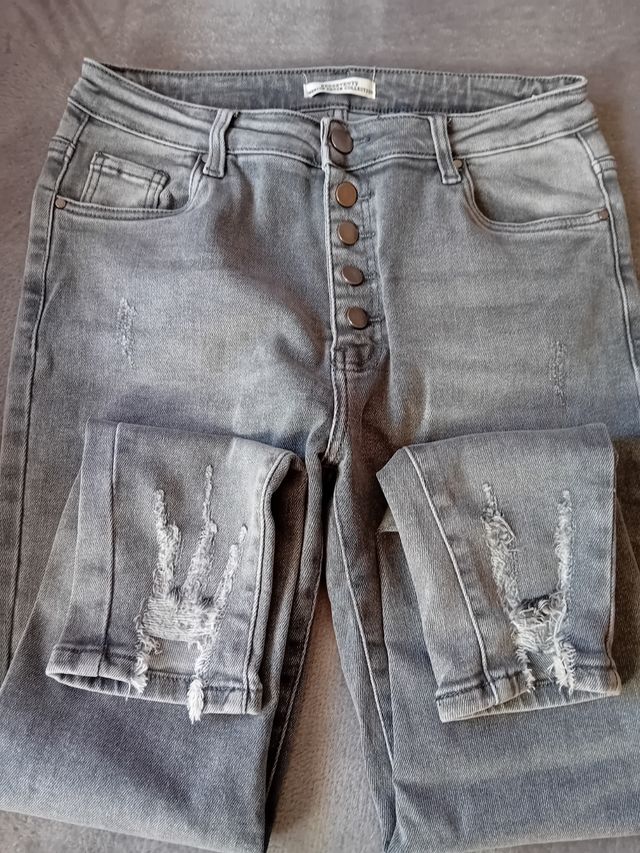 Pantalones grises rotos