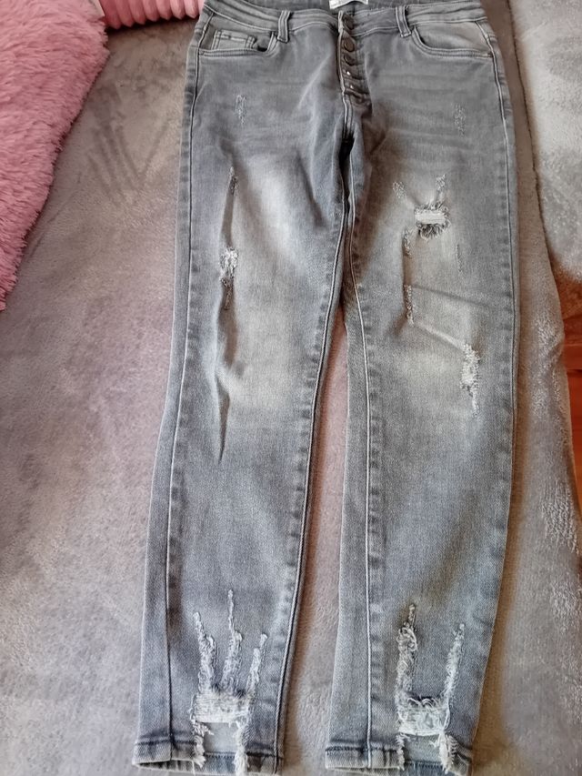 Pantalones grises rotos