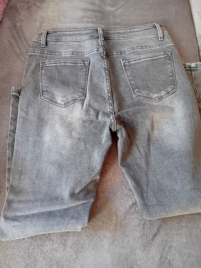 Pantalones grises rotos