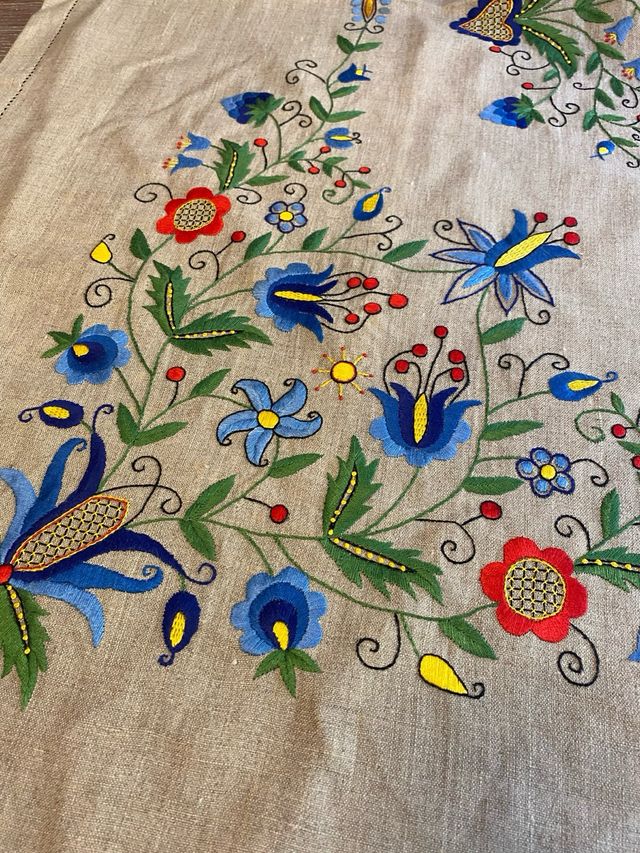 MANTEL DE LINO BORDADO A MANO