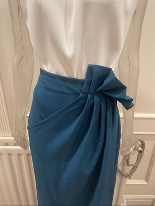 Falda midi azul marino & top blanco