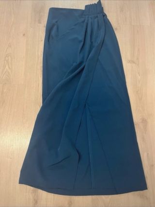 Falda midi azul marino & top blanco