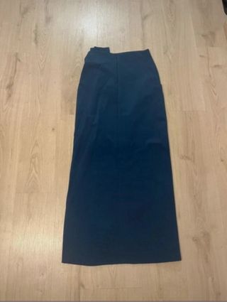 Falda midi azul marino & top blanco