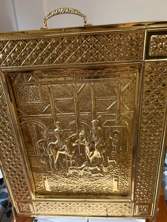 salva chispas de chimenea en latón con relieve