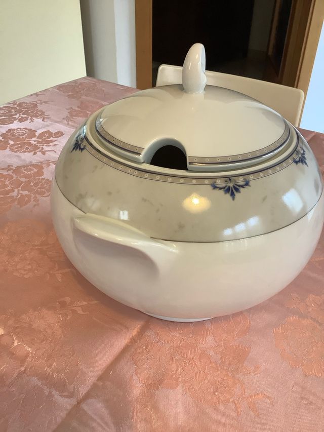 Zuppiera in porcellana bianca e grigia