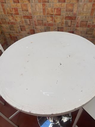 Mesa alta + 2 sillas blancas