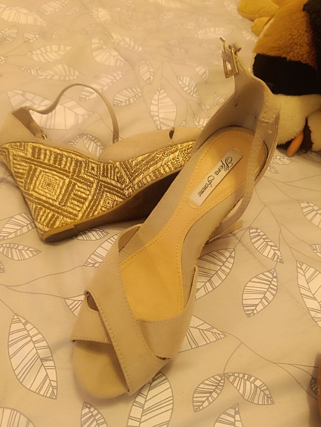 Cuñas beige Gloria Ortiz