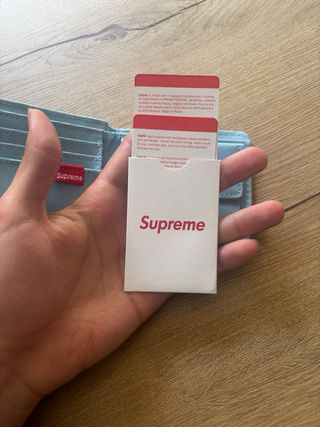 Cartera / billetera supreme gris y roja