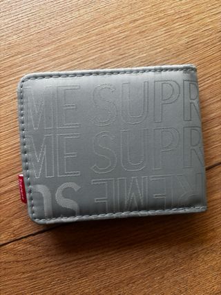 Cartera / billetera supreme gris y roja