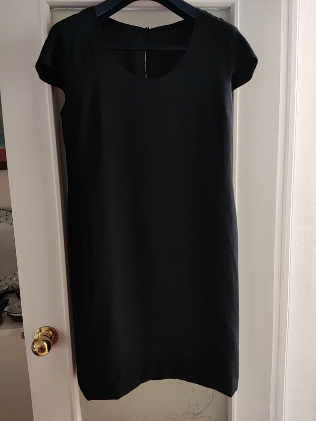 Vestido negro por la rodilla 