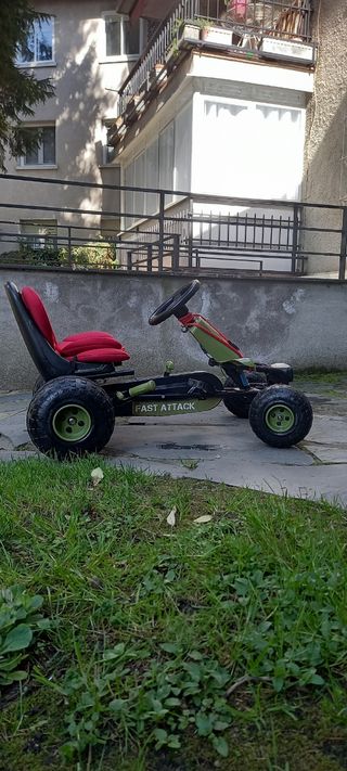 COCHE DE PEDALES