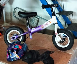 Bicicleta sin pedales niña color blanco y morado.