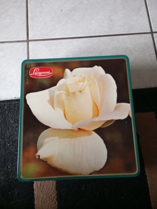 Scatola porta biscotti Lazzaroni vintage con rosa