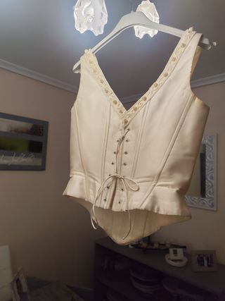 Vestido de corpiño y falda.