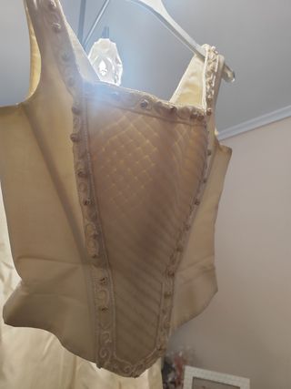 Vestido de corpiño y falda.