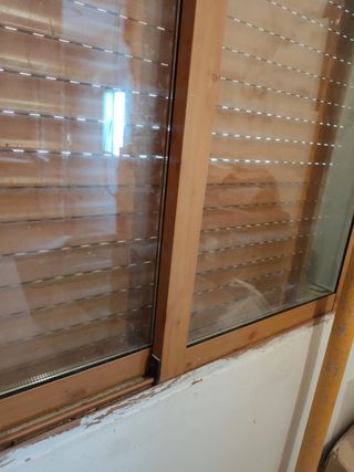 Ventana aluminio color madera 2 hojas correderas.
