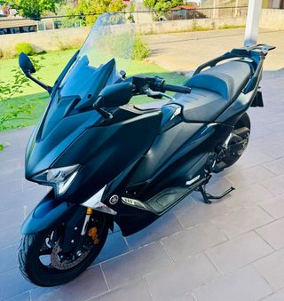 Yamaha TMAX DX - a toda prueba. muchos extras