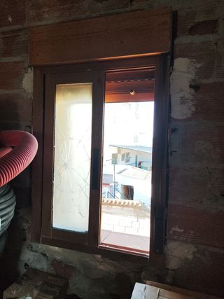 Ventana aluminio  color madera, pequeña.
