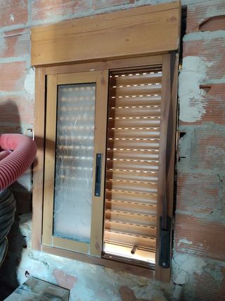Ventana aluminio  color madera, pequeña.

