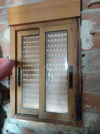 Ventana aluminio  color madera, pequeña.
