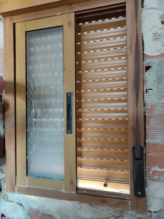 Ventana aluminio  color madera, pequeña.
