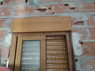 Ventana aluminio  color madera, pequeña.
