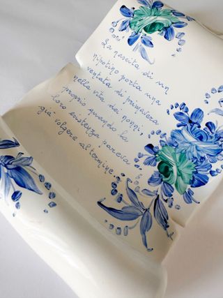 Cornice in ceramica dipinta a mano