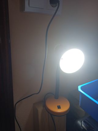 Lampara escritorio vintage, ilumina muy fuerte.