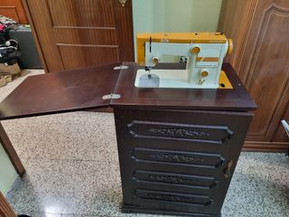 Máquina coser Alfa antigua con mueble