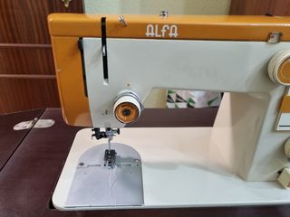 Máquina coser Alfa antigua con mueble