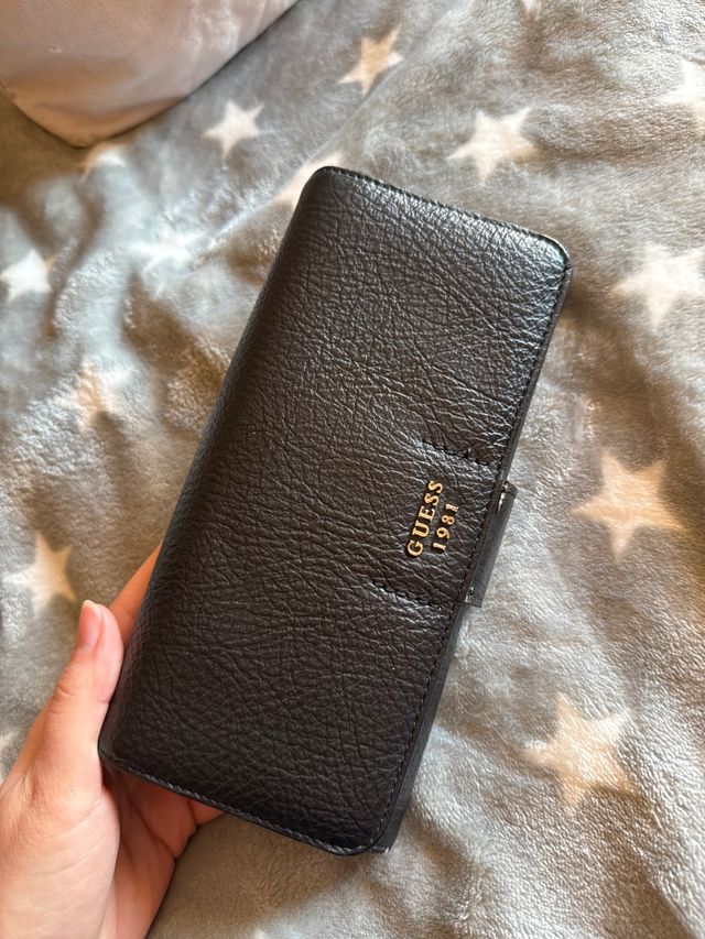 Se vende cartera de Guess